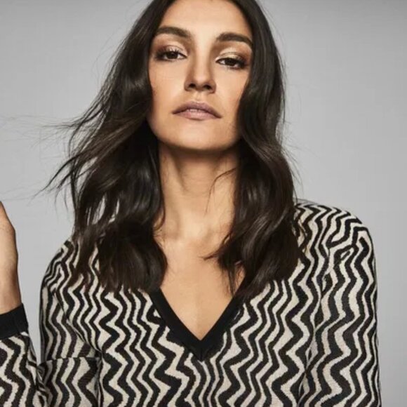 Reiss Mali Zig-Zag Sweater V-Neck Wavy Zebra Knit Pullover Black & Cream | Sz L - Picture 16 of 16